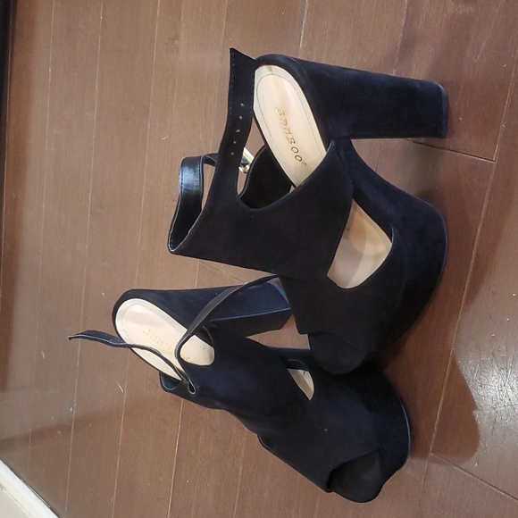 Heels - Picture 3 of 3